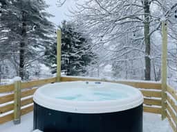 Caboose Tiny Home on river with hot tub near Stowe