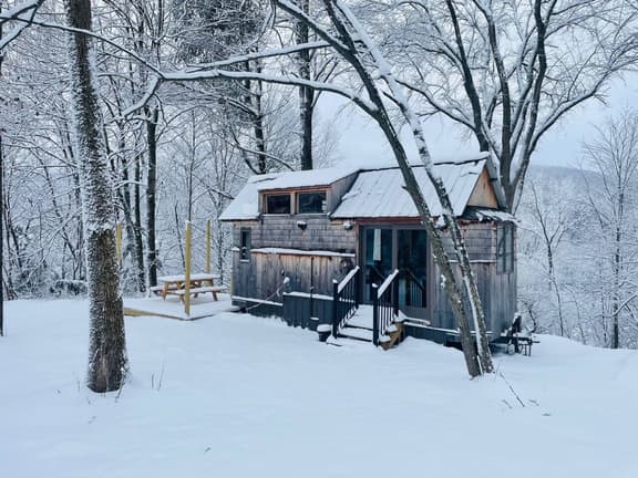 Caboose Tiny Home on river with hot tub near Stowe